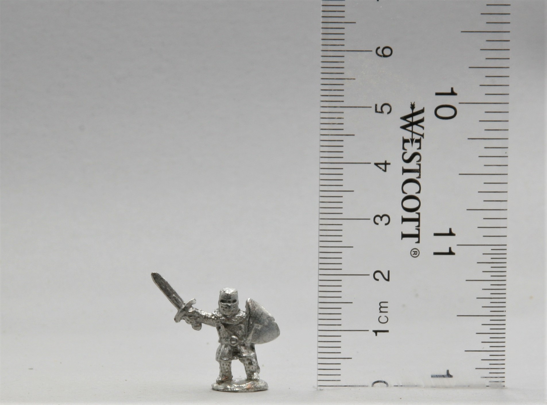 Knight with Sword Raised pewter